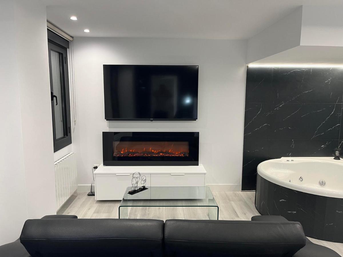 Black And White Suite "La Marinera" Castro Urdiales Exterior photo