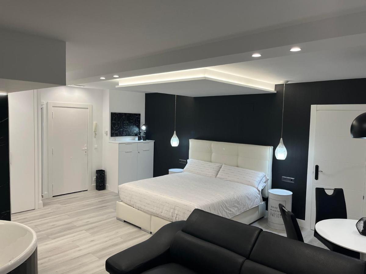 Black And White Suite "La Marinera" Castro Urdiales Exterior photo